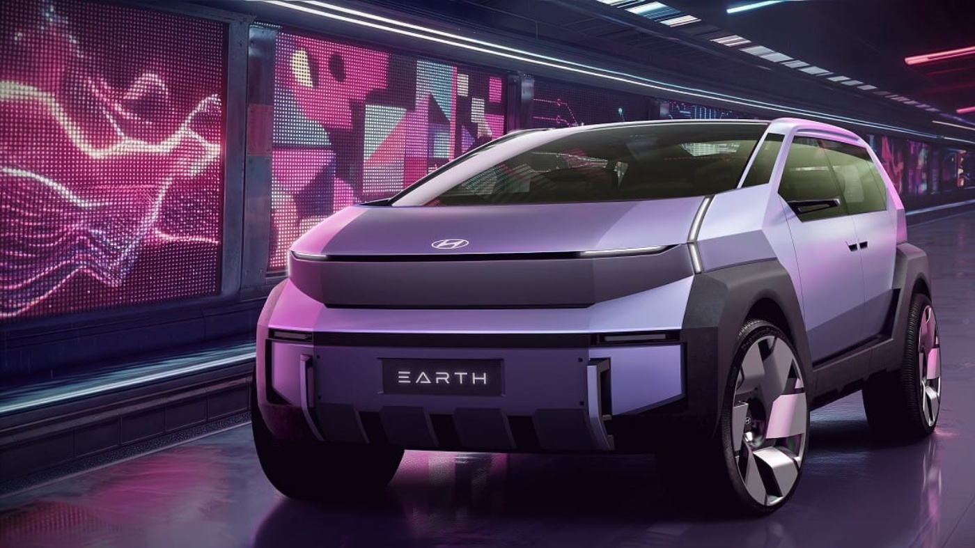 Futuristisches Elektroauto in Tunnel mit Neonlicht und digitalen Anzeigen.