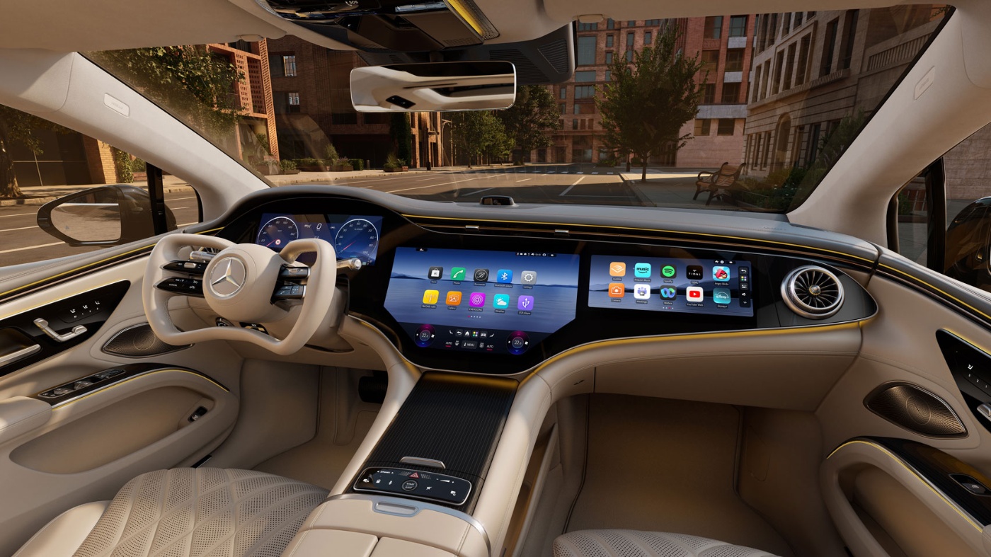 Innenraum eines Mercedes-Benz mit großem digitalen Display
