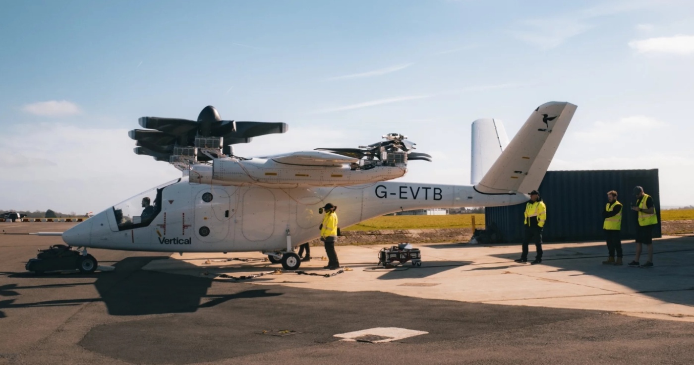 Vertical Aerospace Testflugzeug auf Rollfeld mit Bodenteam.