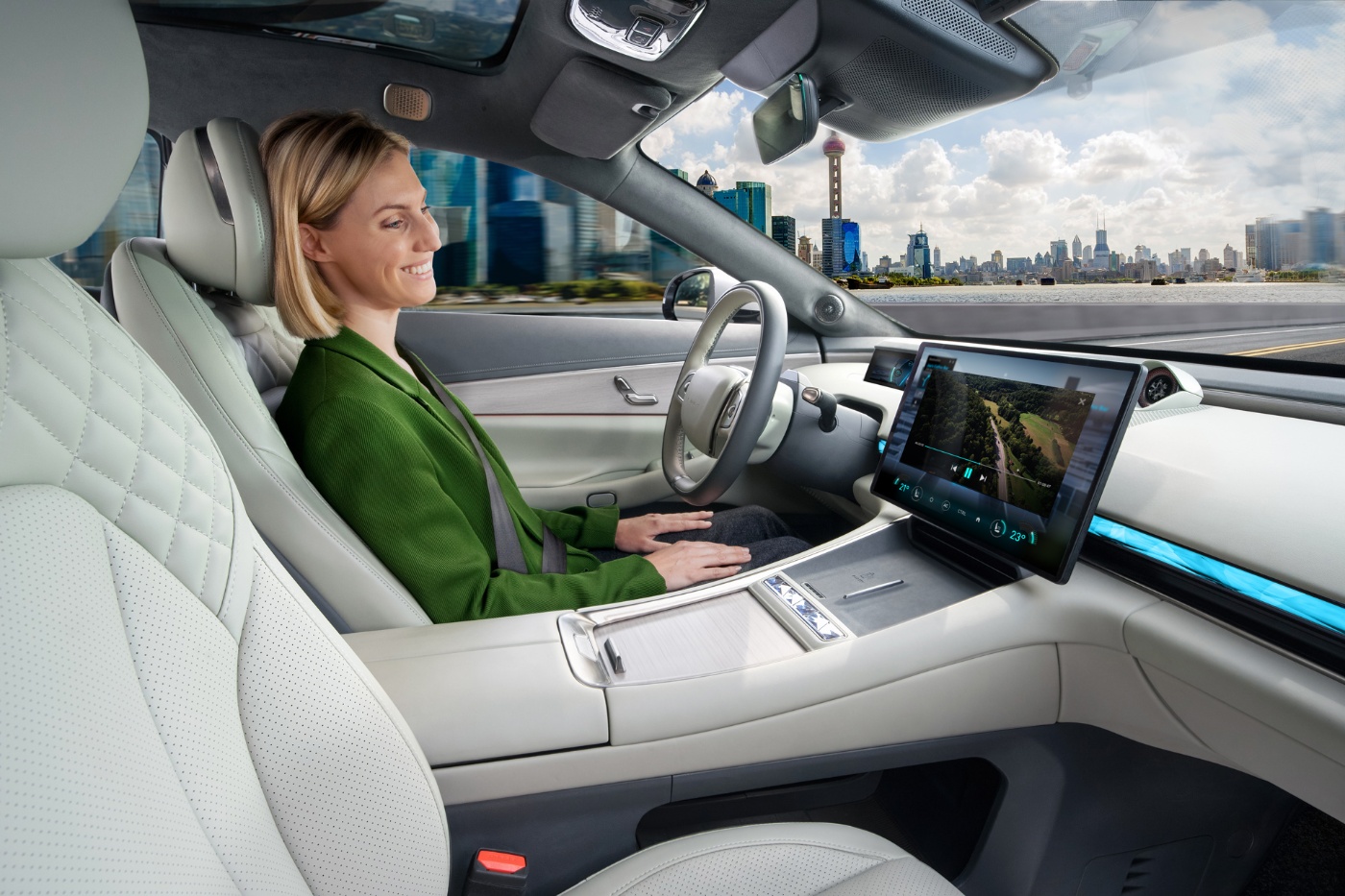Frau sitzt in modernem Auto mit digitalem Armaturenbrett.