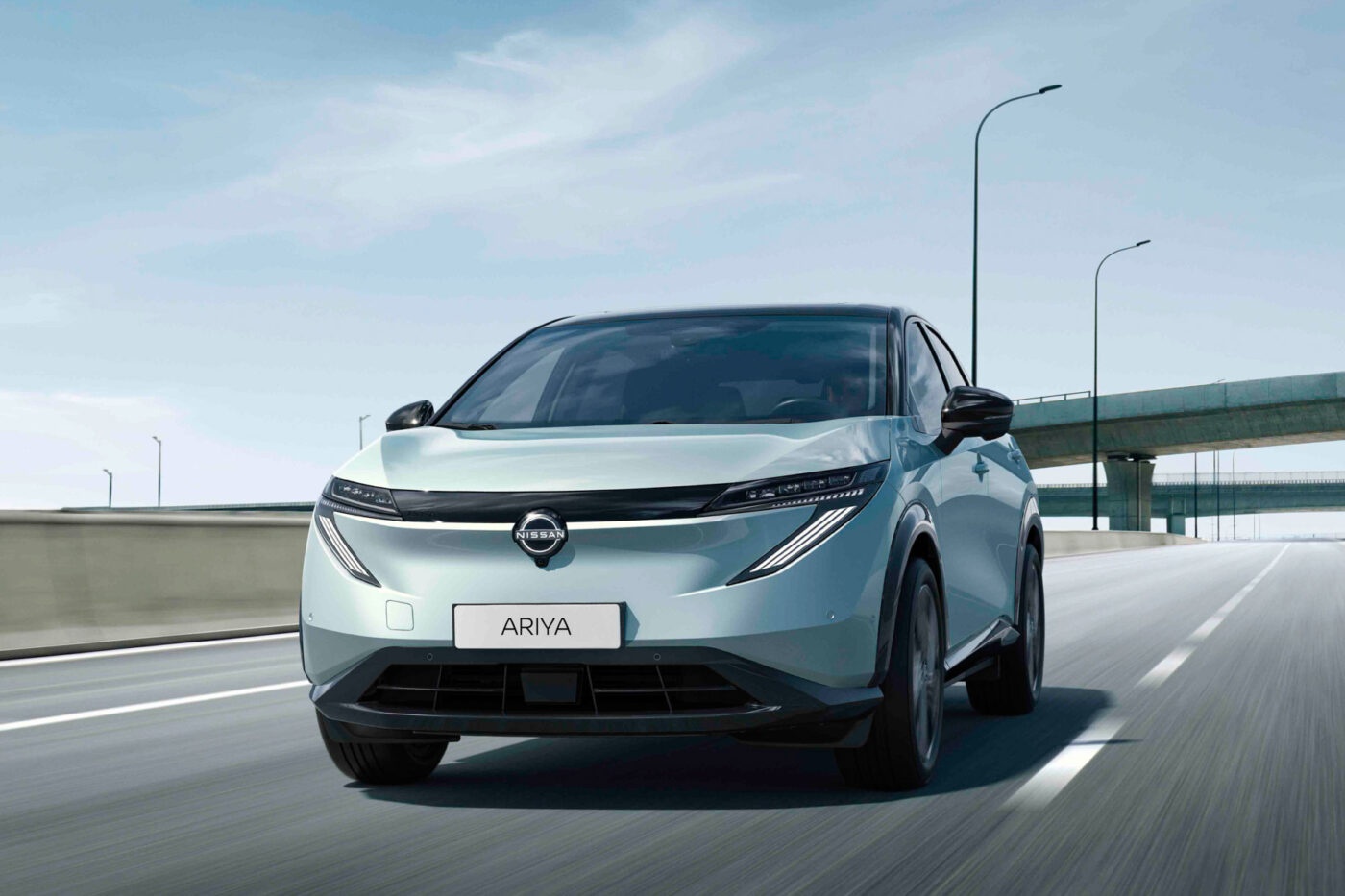 Nissan Ariya Elektro-SUV fährt auf einer Autobahn.