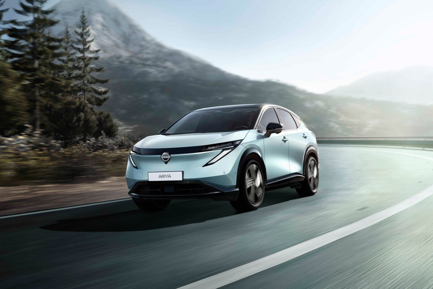 Nissan Ariya Elektro-SUV fährt auf einer Bergstraße.