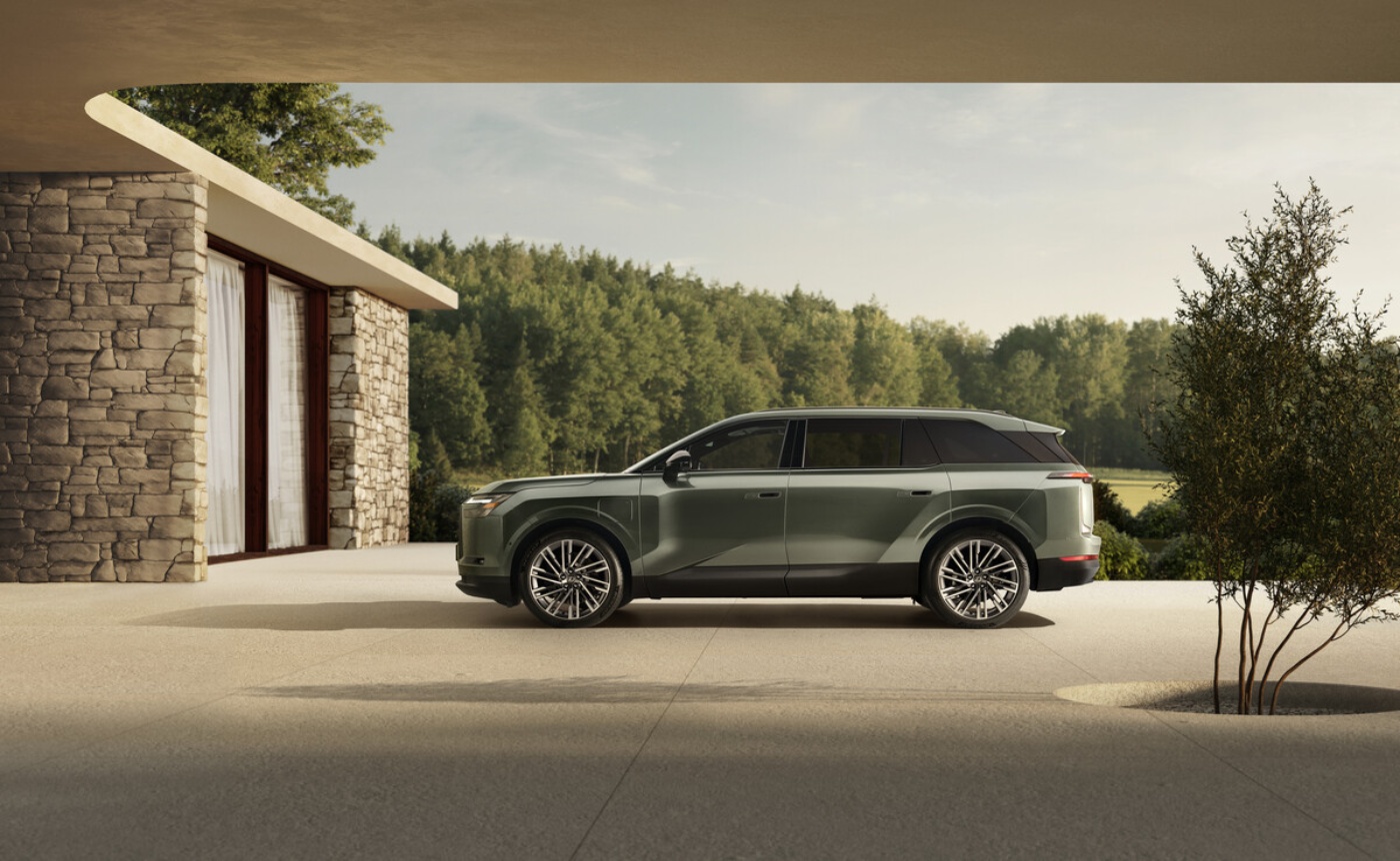 Grünes Toyota Elektro-SUV neben modernem Steinhaus geparkt.