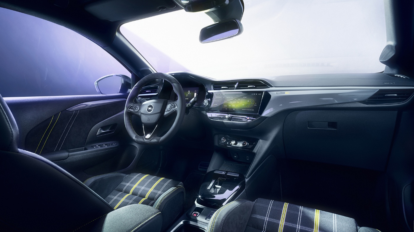 Innenraum eines Opel GS mit Digitaldisplay und Sportsitzen.