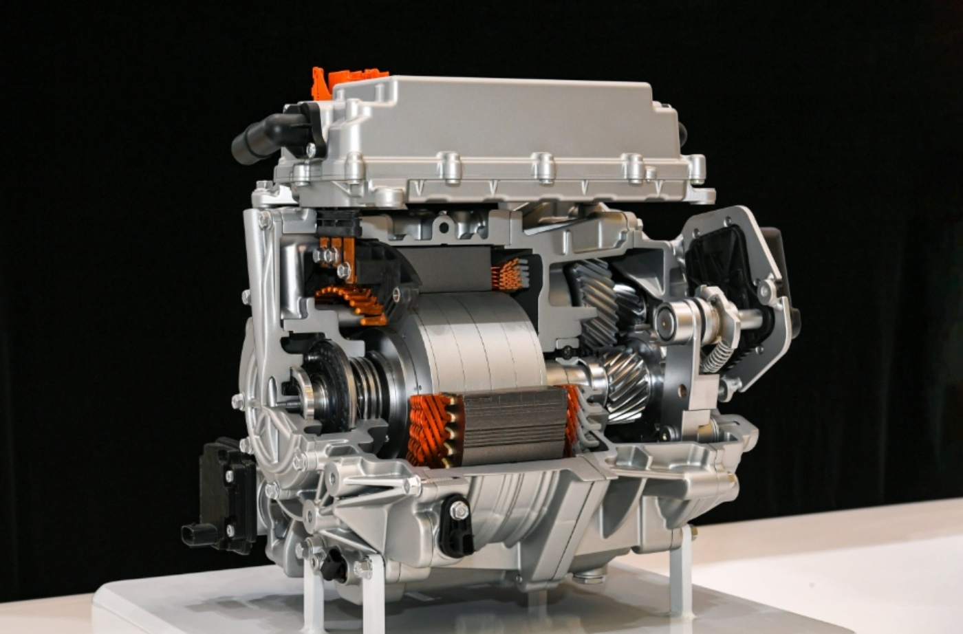 Schnittmodell eines Elektromotors mit sichtbaren Spulen und Zahnrädern.