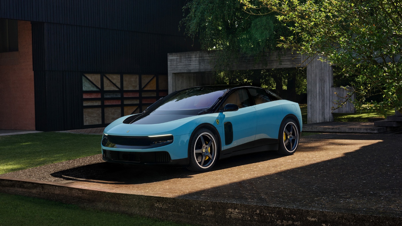 Hellblauer Ferrari-Sportwagen steht vor einem modernen Haus.