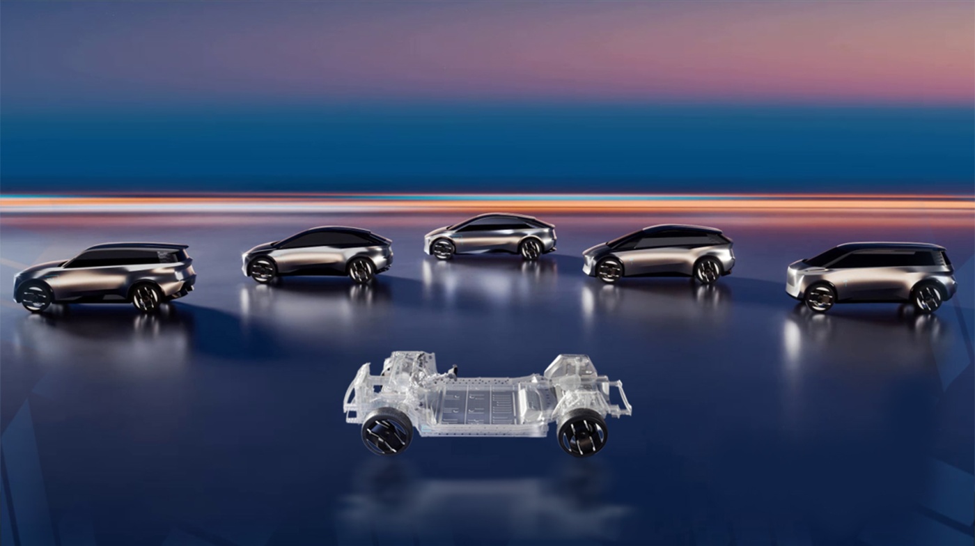 Elektroauto-Plattform mit mehreren Stellantis-Fahrzeugen im Hintergrund.