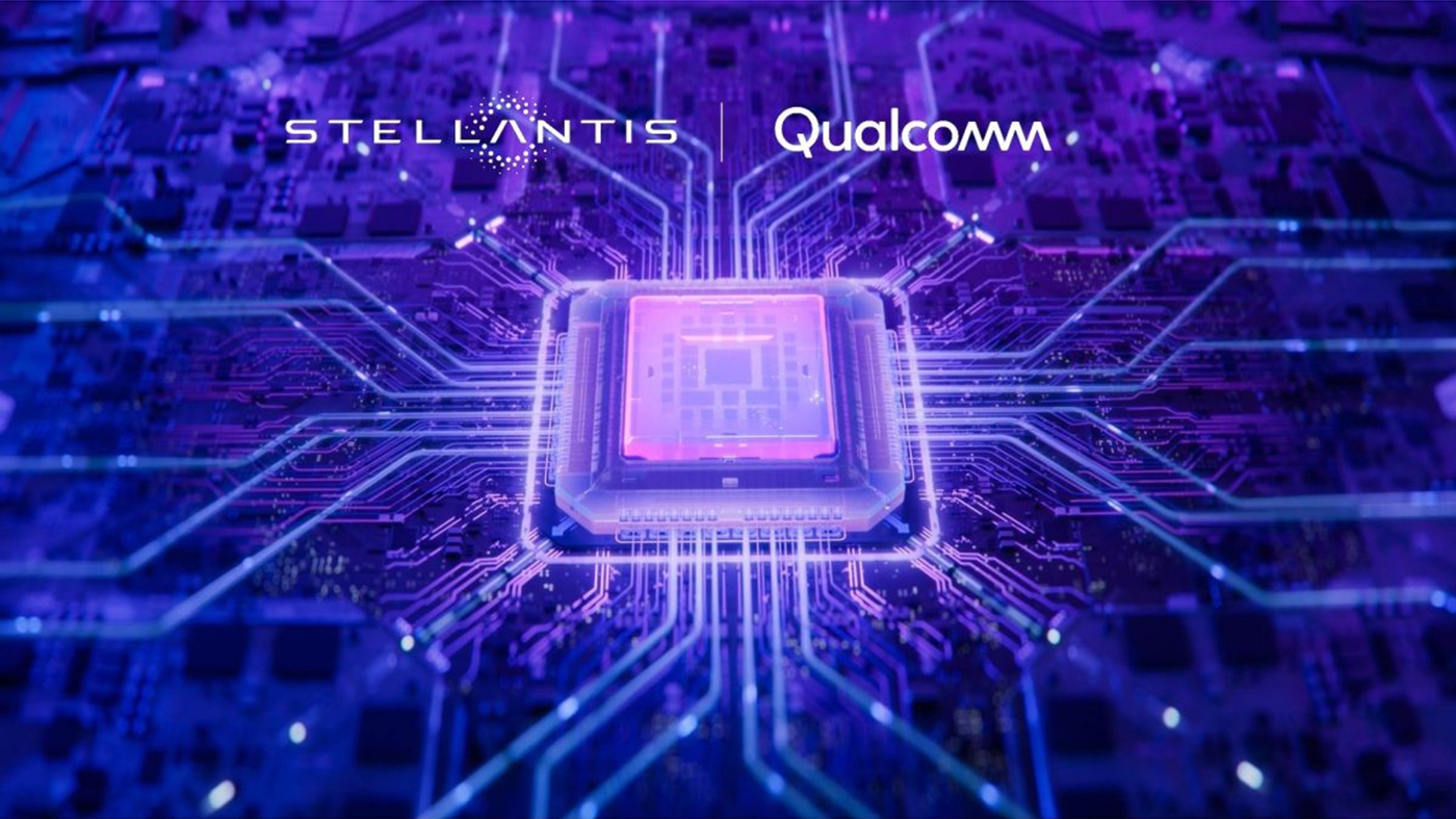 Mikrochip mit Leiterbahnen und Stellantis- sowie Qualcomm-Logo.
