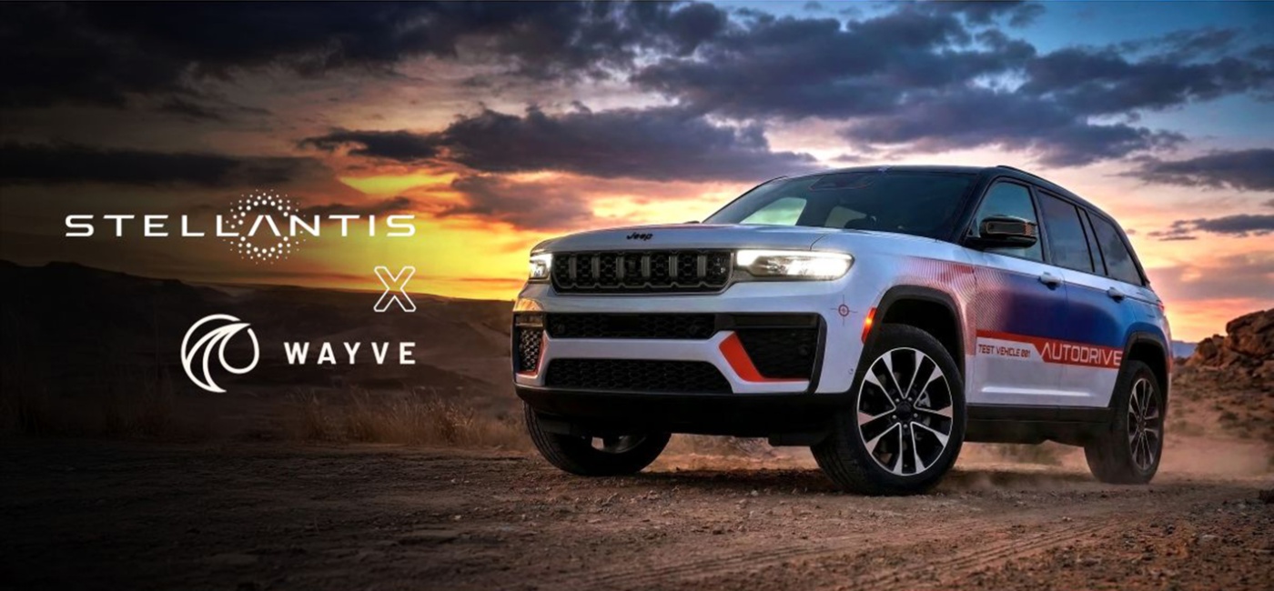 Jeep-Testfahrzeug mit Stellantis- und Wayve-Logo bei Sonnenuntergang.