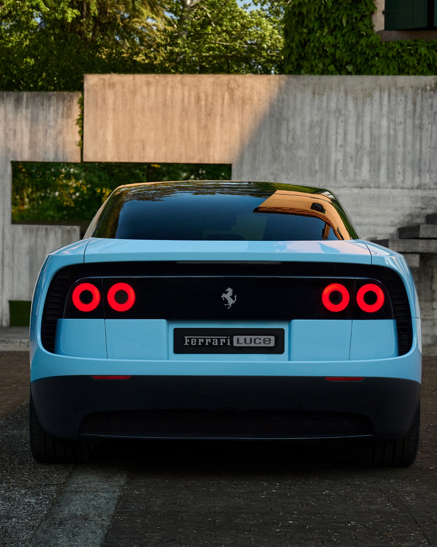 Heckansicht eines hellblauen Ferrari mit runden Rückleuchten.