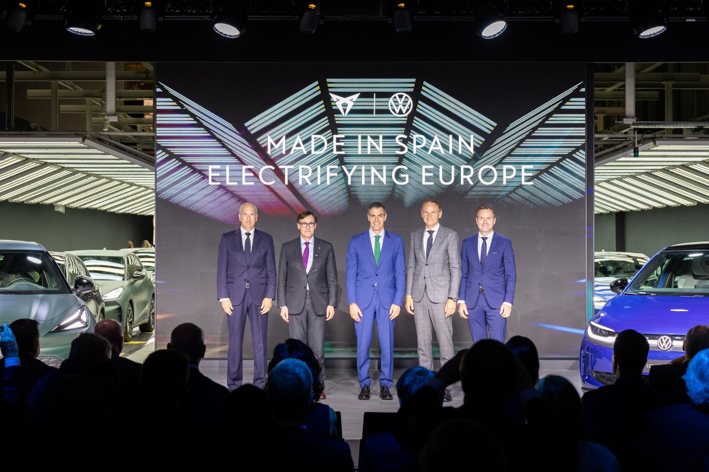 Fünf Führungskräfte auf Bühne unter Banner „Made in Spain – Electrifying Europe“.