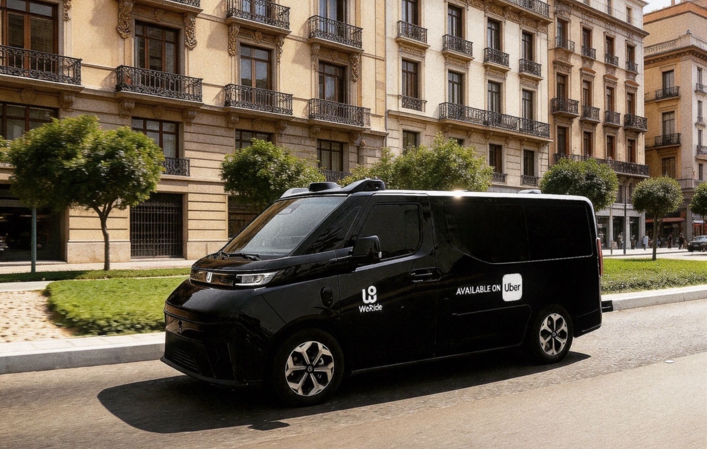 Schwarzer WeRide Van, verfügbar über Uber, fährt durch eine Stadtstraße.