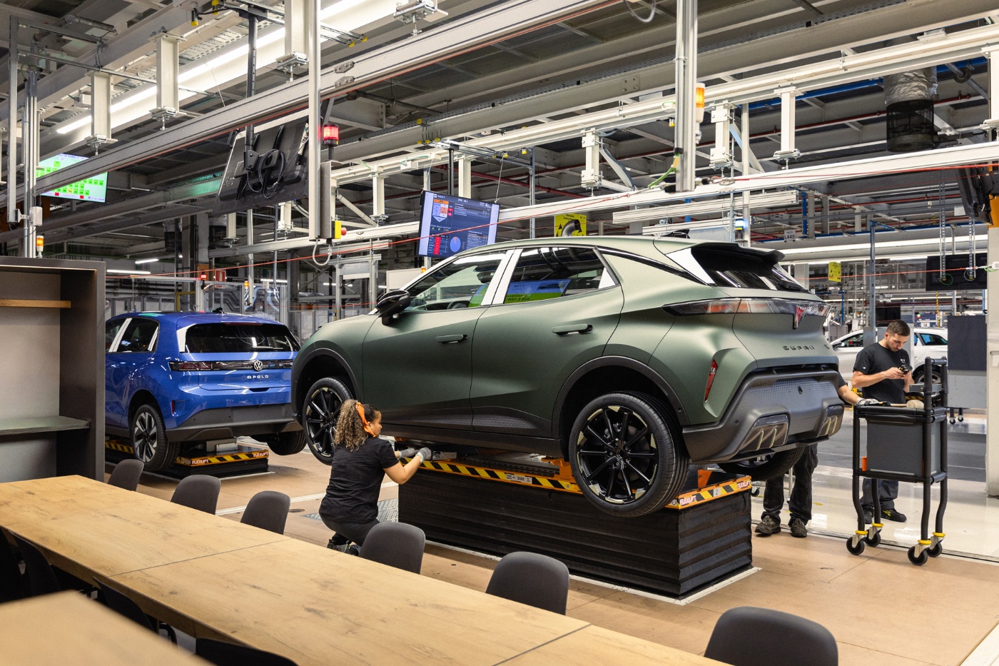 Cupra und Volkswagen Fahrzeuge in automatisierter Produktion.