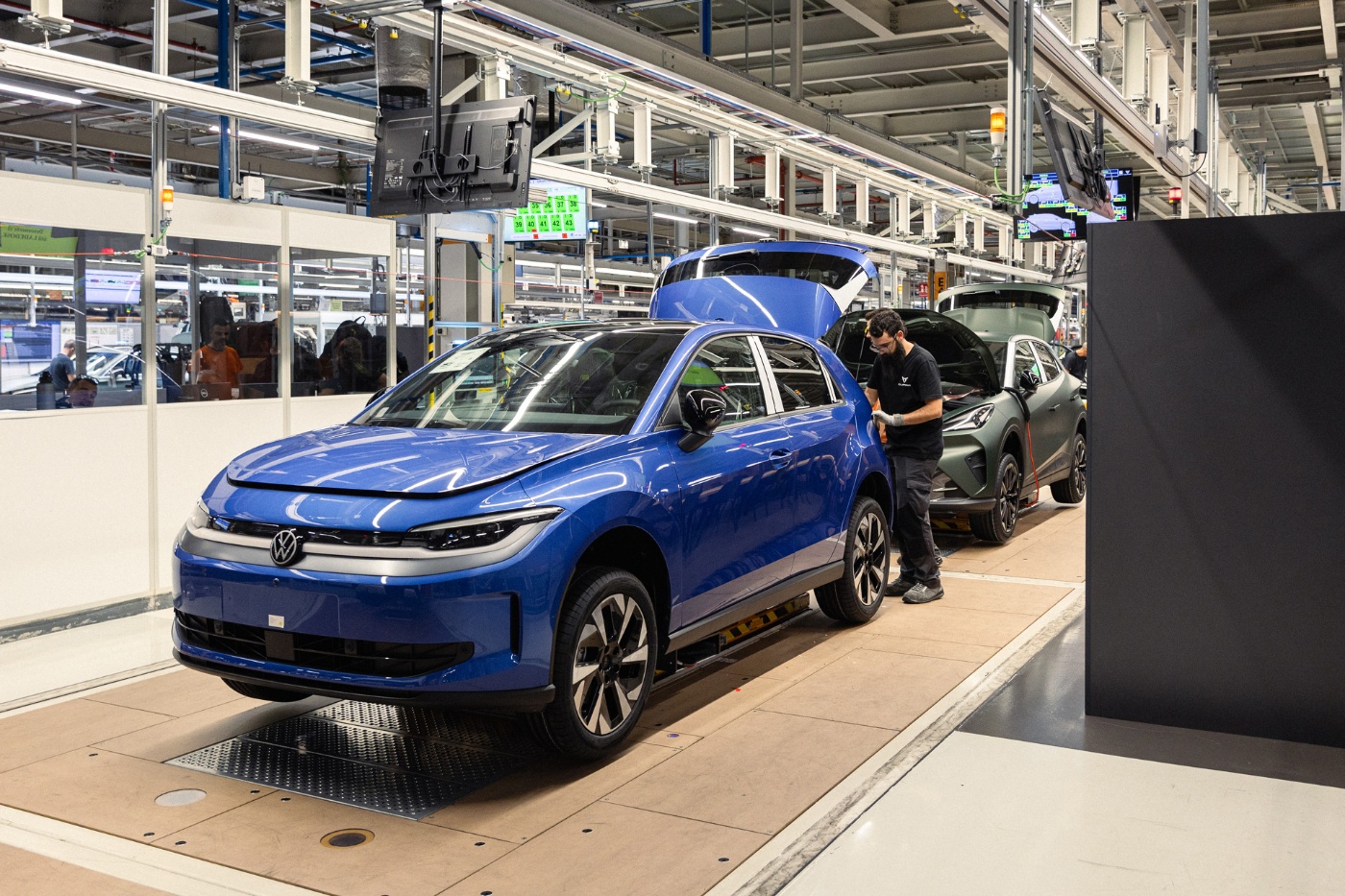 Volkswagen Fahrzeuge in automatisierter Fertigung im Werk.
