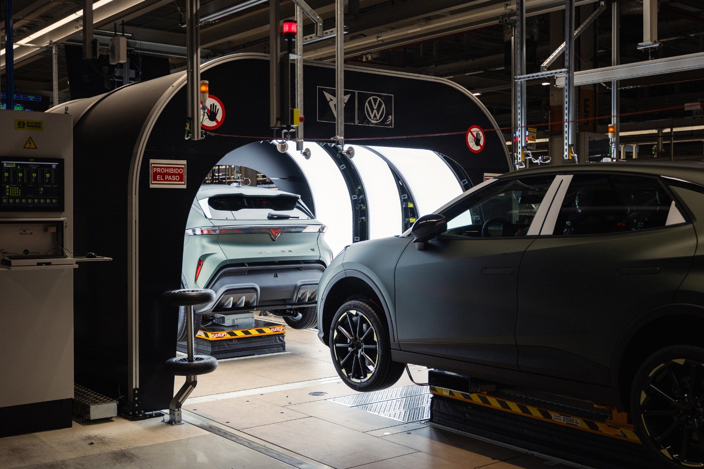 Cupra und Volkswagen Fahrzeuge in automatisierter Fertigung im Werk.