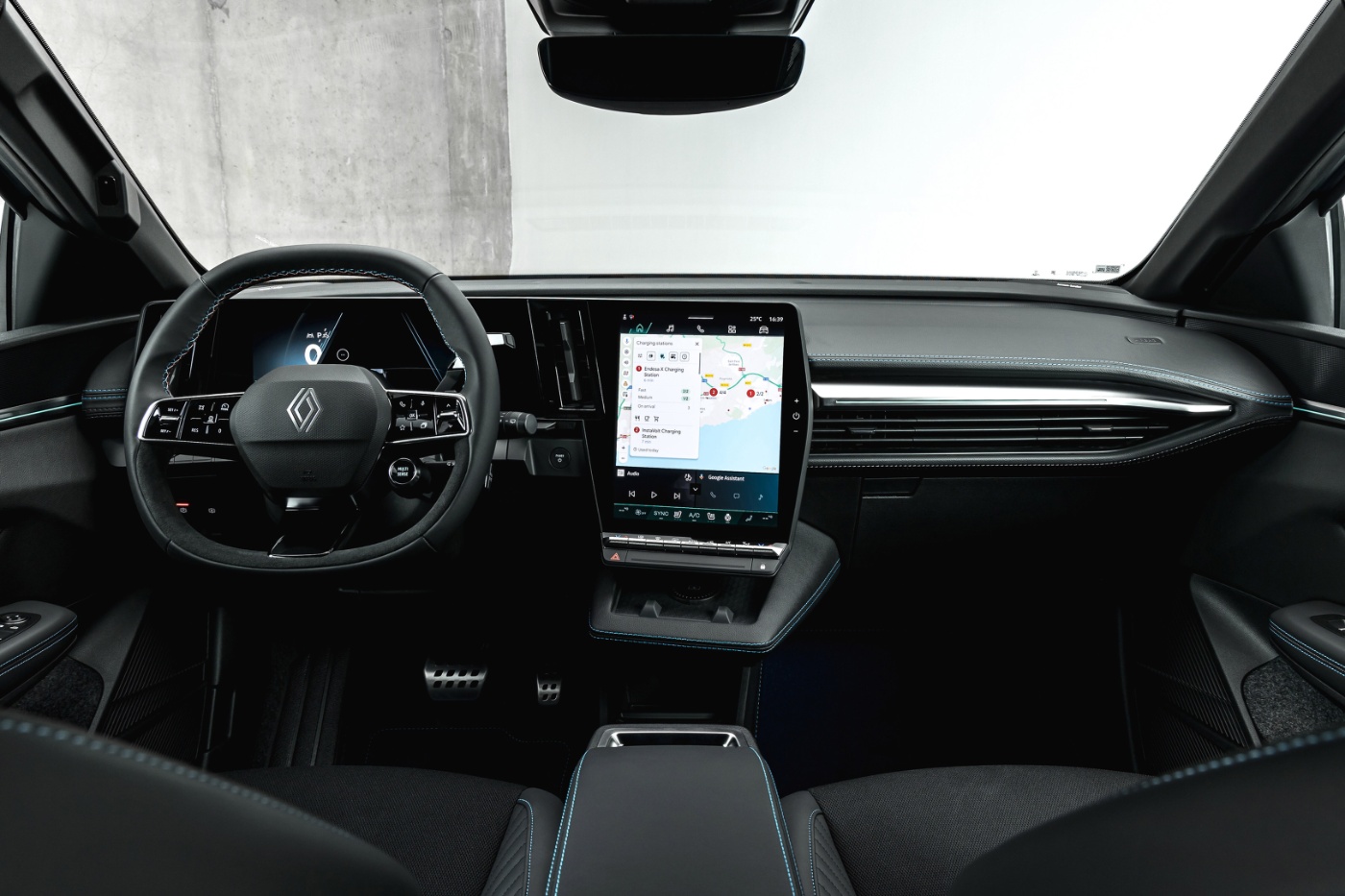 Innenraum eines Renault mit digitalem Cockpit und zentralem Touchscreen.