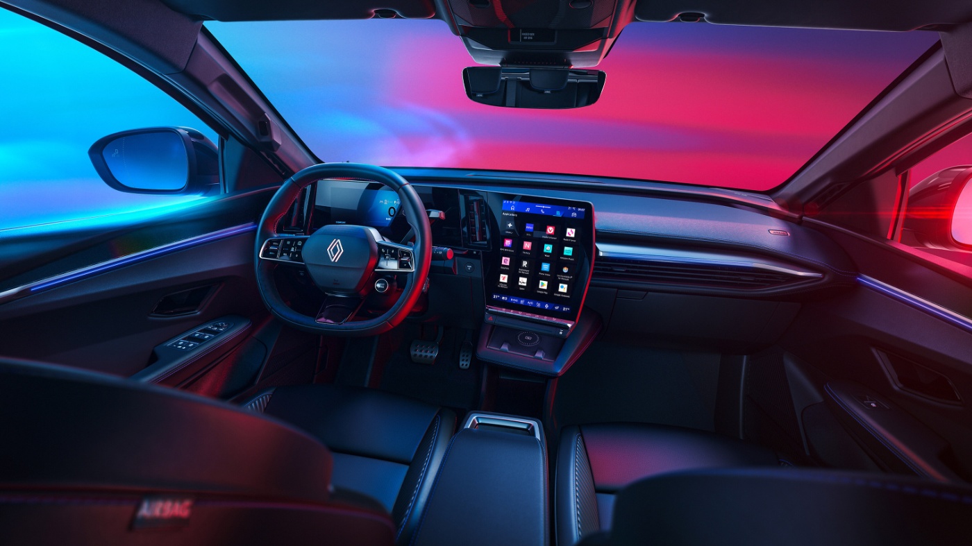Innenraum eines Renault mit digitalem Cockpit und zentralem Touchscreen.