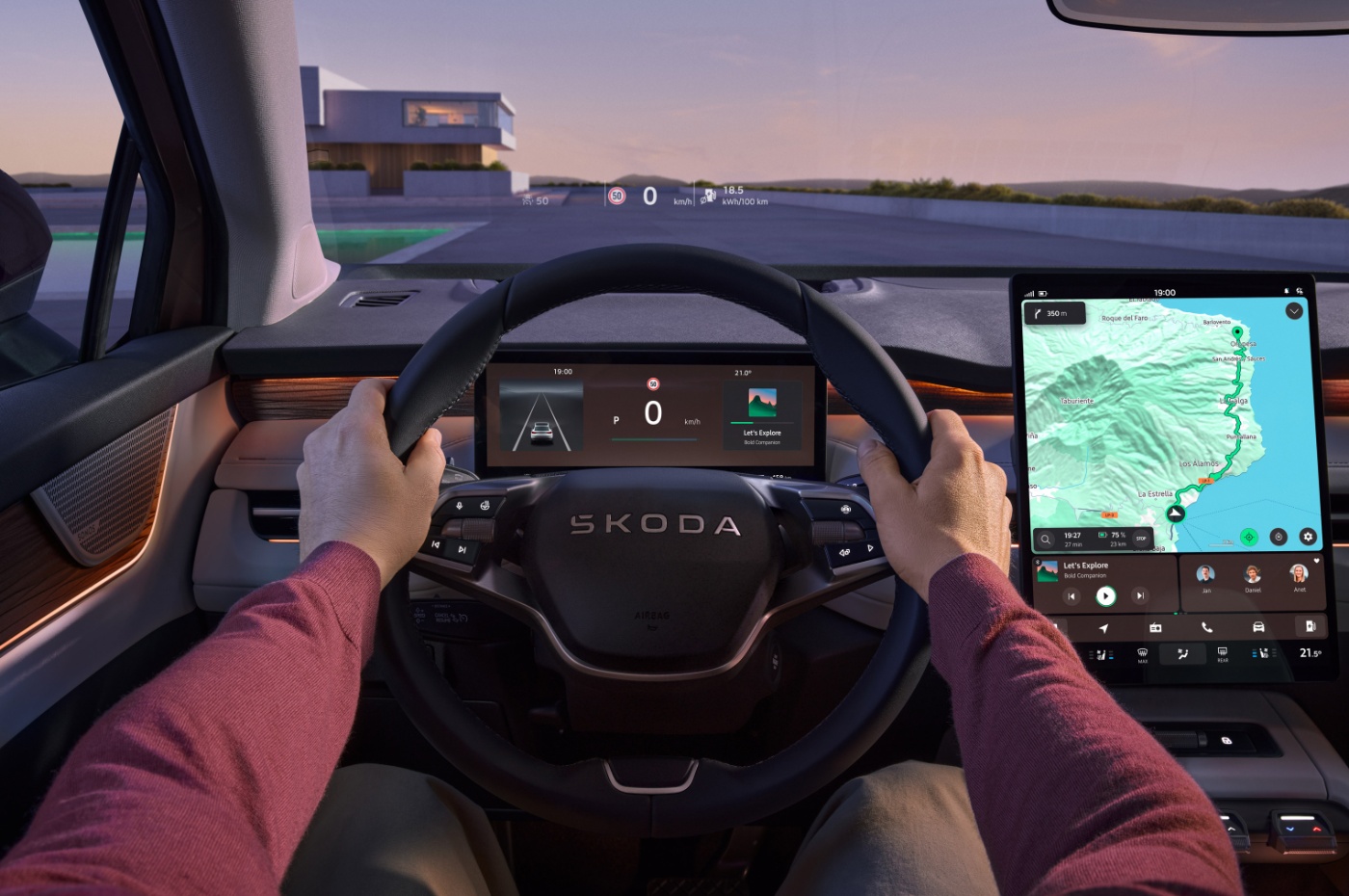 Fahreransicht eines Škoda-Cockpits mit Navigation und Head-up-Display.
