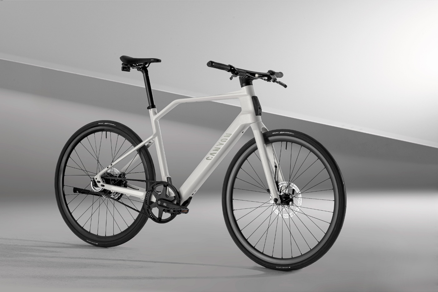 Schrägansicht eines Canyon E-Bikes mit Tiefeinstieg.