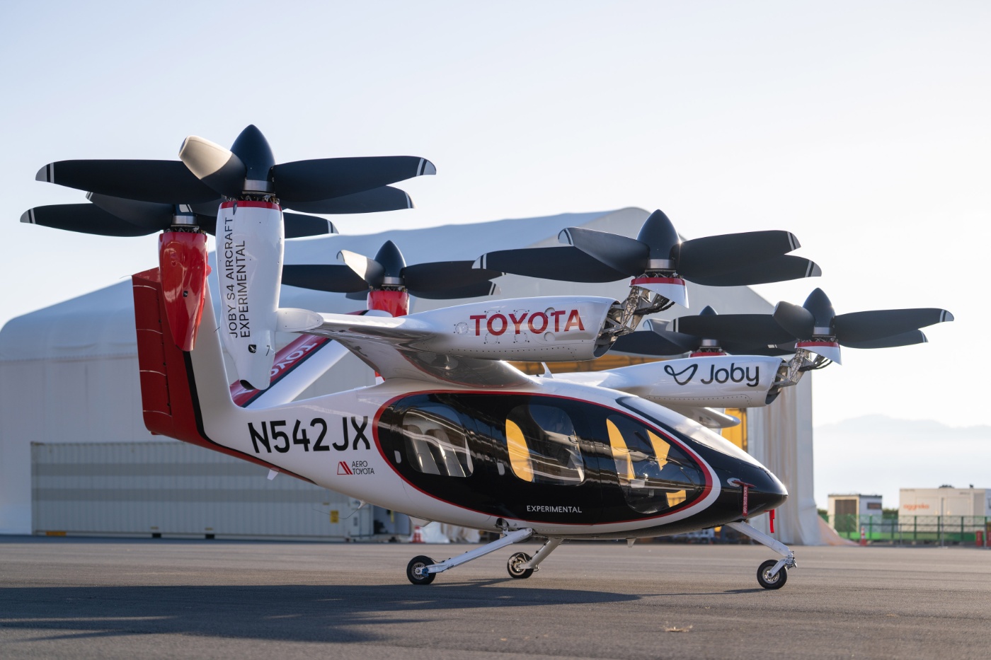 Elektrisches Flugtaxi von Joby Aviation mit Toyota-Branding am Boden.