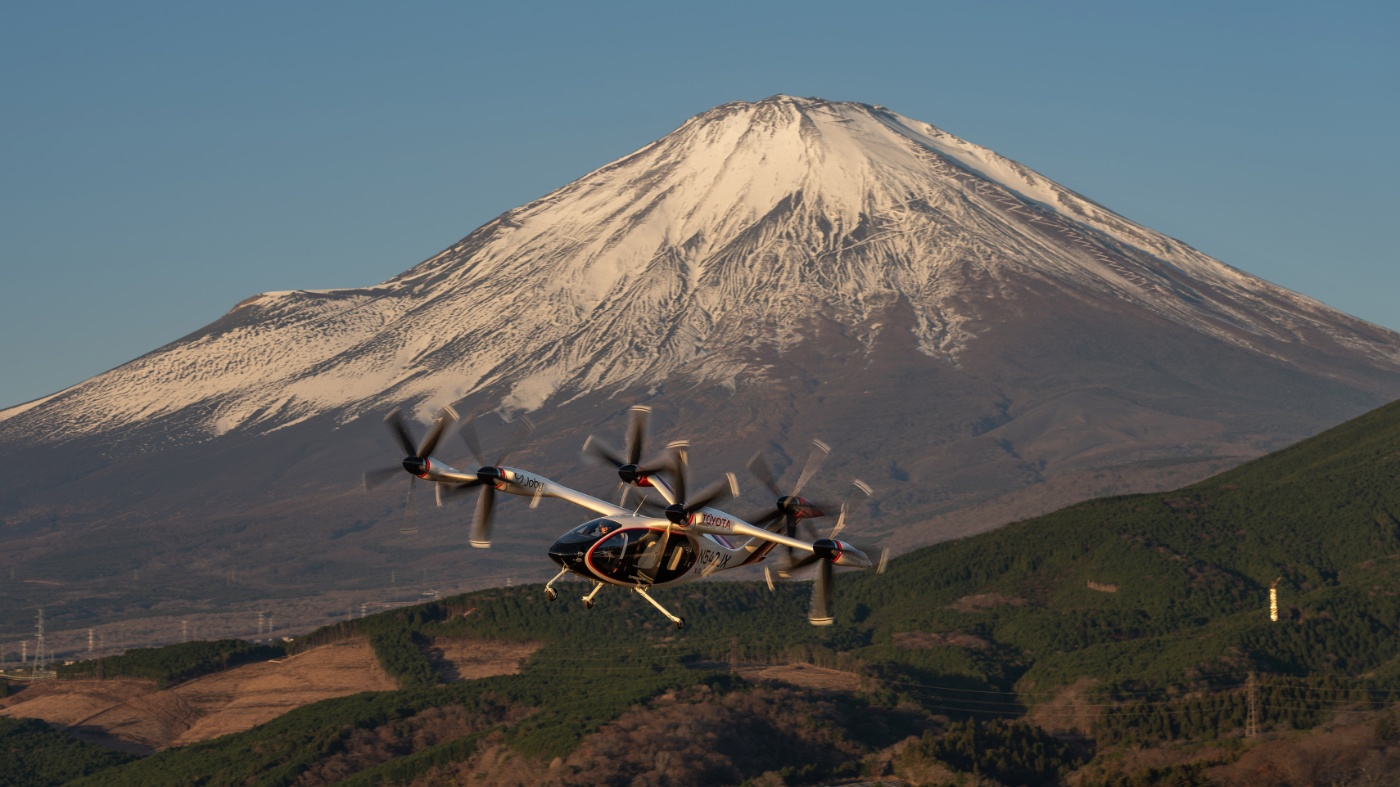 Elektrisches Flugtaxi von Joby Aviation vor dem Berg Fuji im Flug.