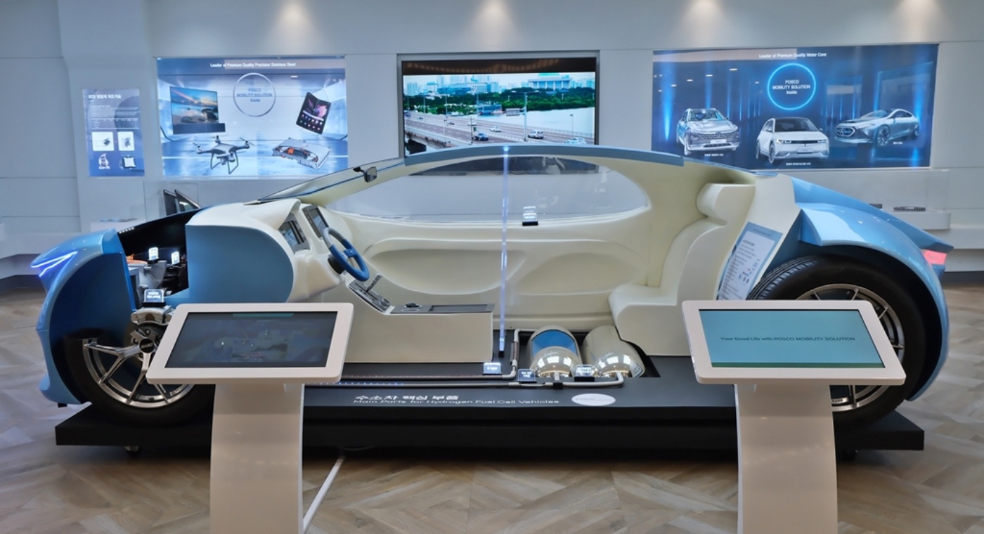 POSCO-Konzeptfahrzeug in einer Ausstellung mit interaktiven Informationsterminals.