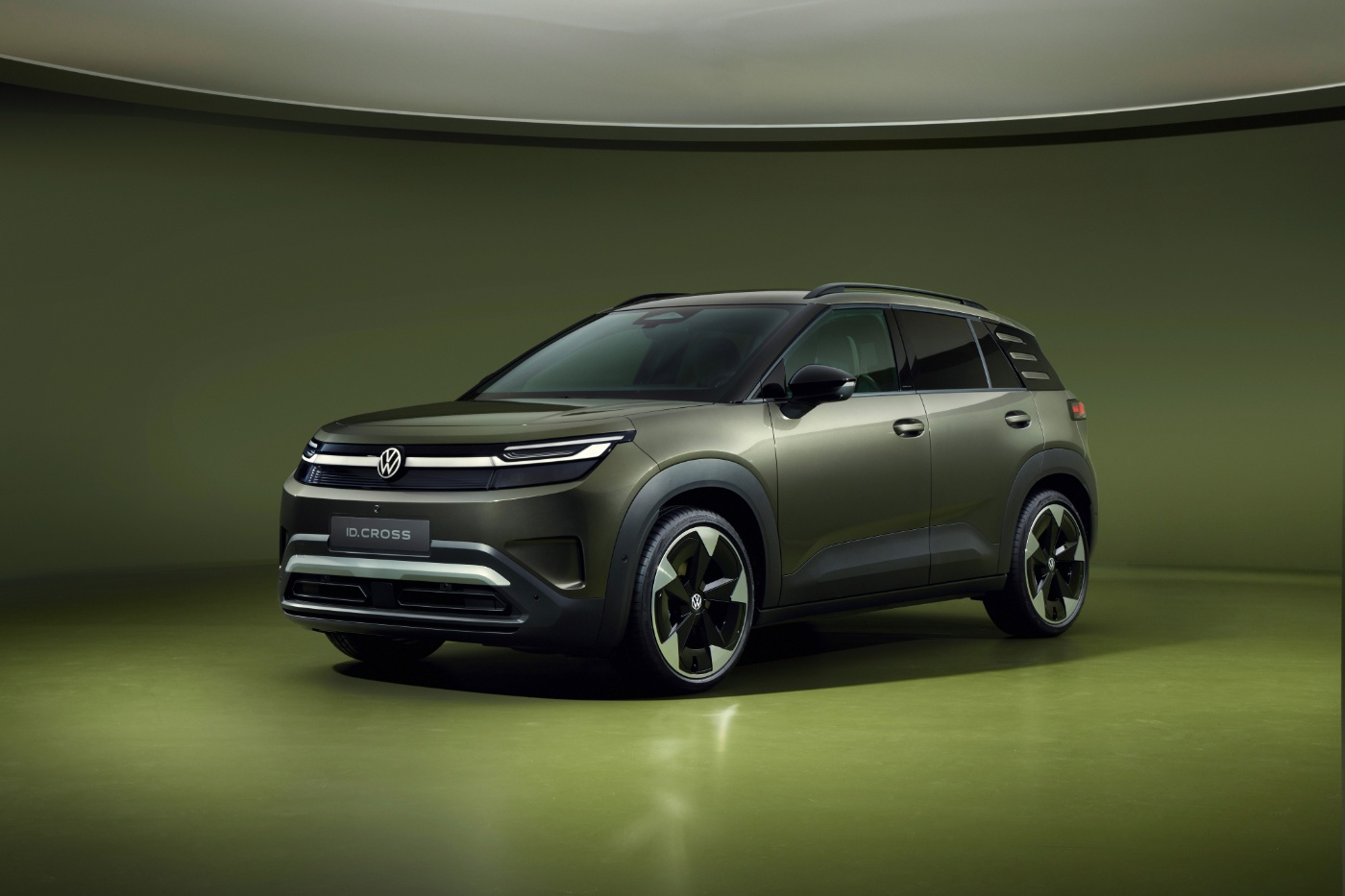 Volkswagen ID. Cross Kompakt-SUV in Frontalansicht schräg von vorn im Studio.