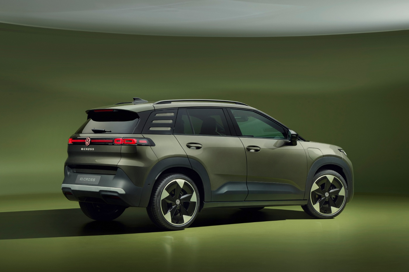 Volkswagen ID. Cross als Elektro-SUV in Seiten- und Heckansicht im Studio.