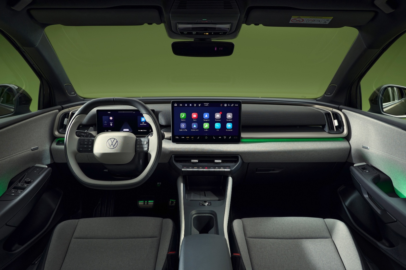 Innenraum eines modernen Elektroautos mit digitalem Cockpit und zentralem Touchscreen.