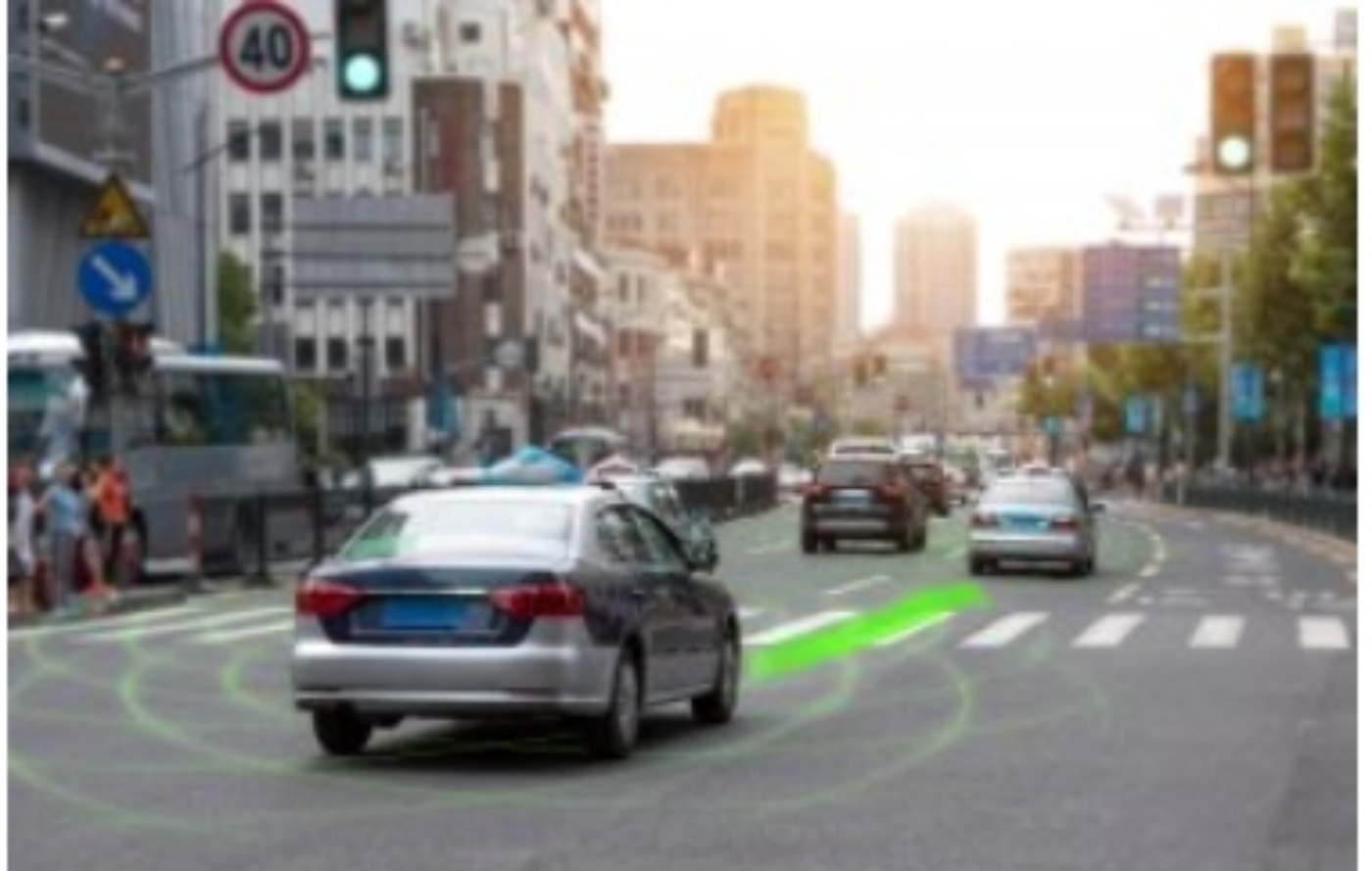 Auto fährt durch eine Stadtstraße mit hervorgehobener Spurführung eines Assistenzsystems.