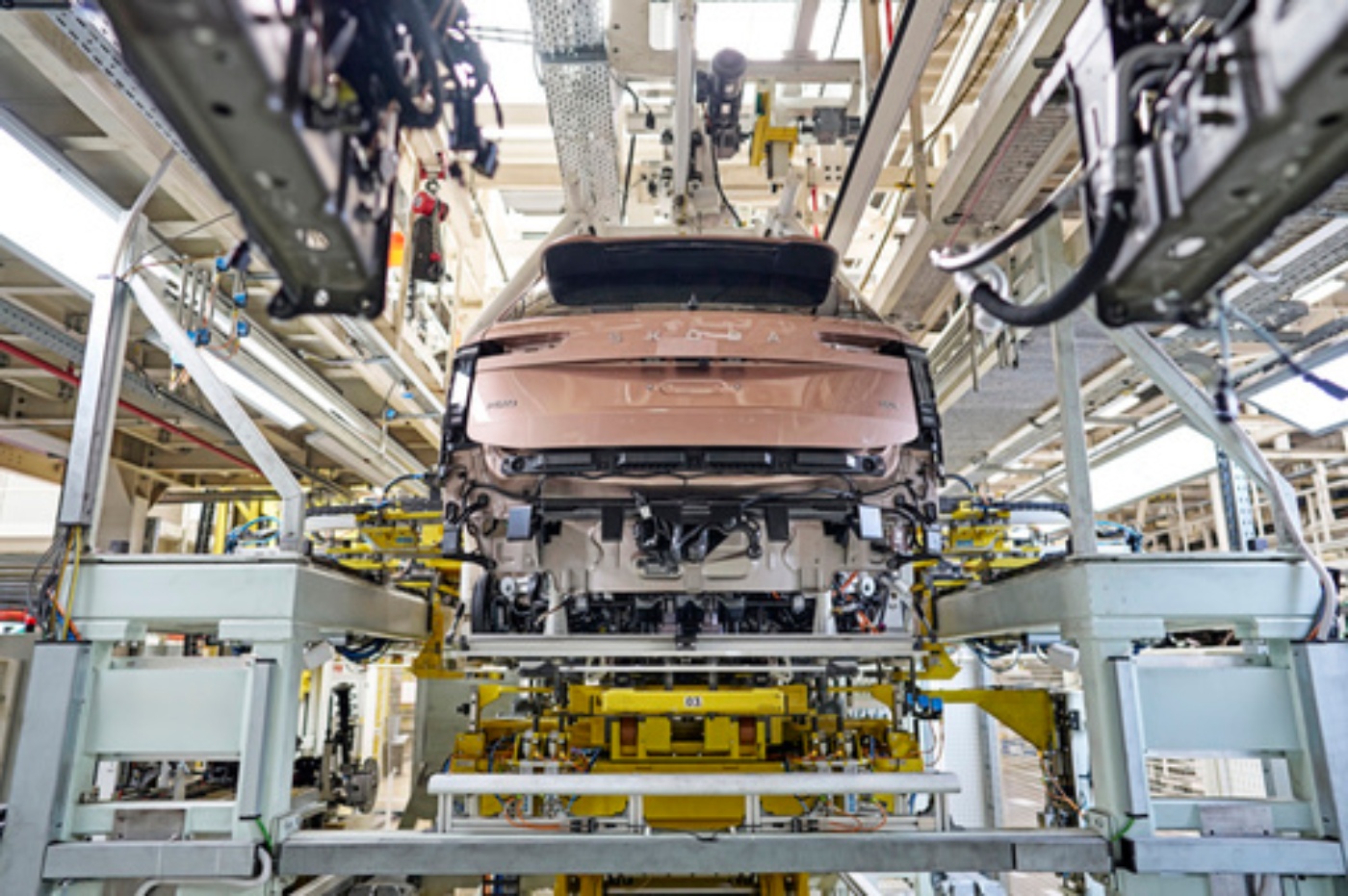 Fahrzeugkarosserie bei der Montage auf einer automatisierten Produktionslinie.