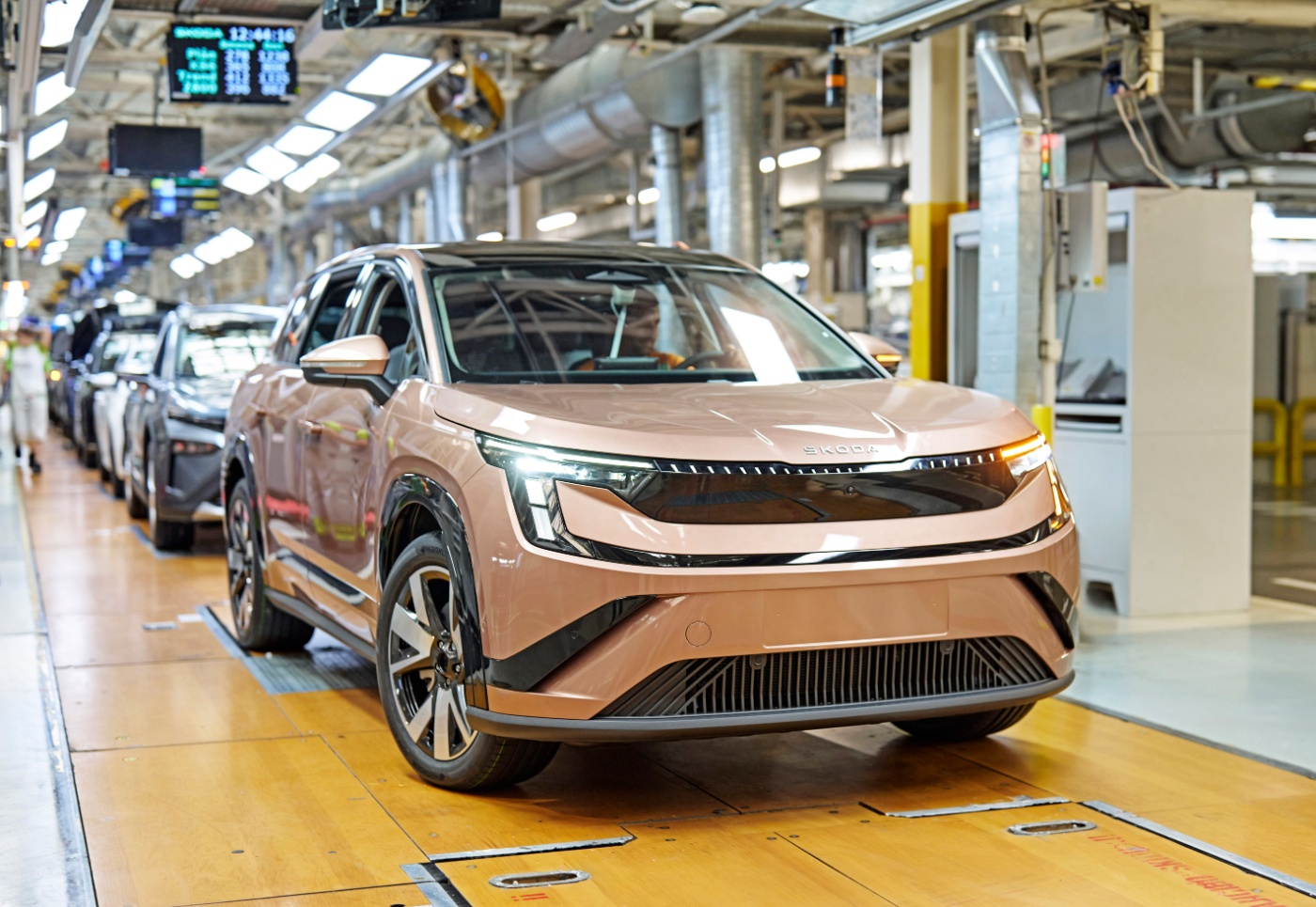 Škoda-Fahrzeuge auf einer Produktionslinie in einer Autofabrik.