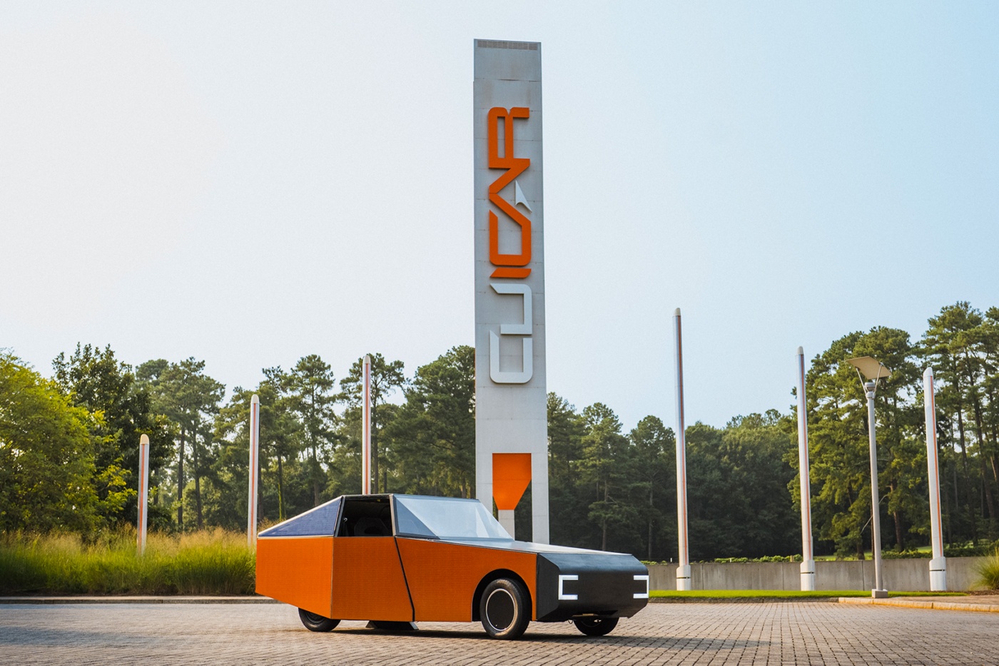Autonomes Fahrzeug neben einem CU-ICAR-Testturm der Clemson University.