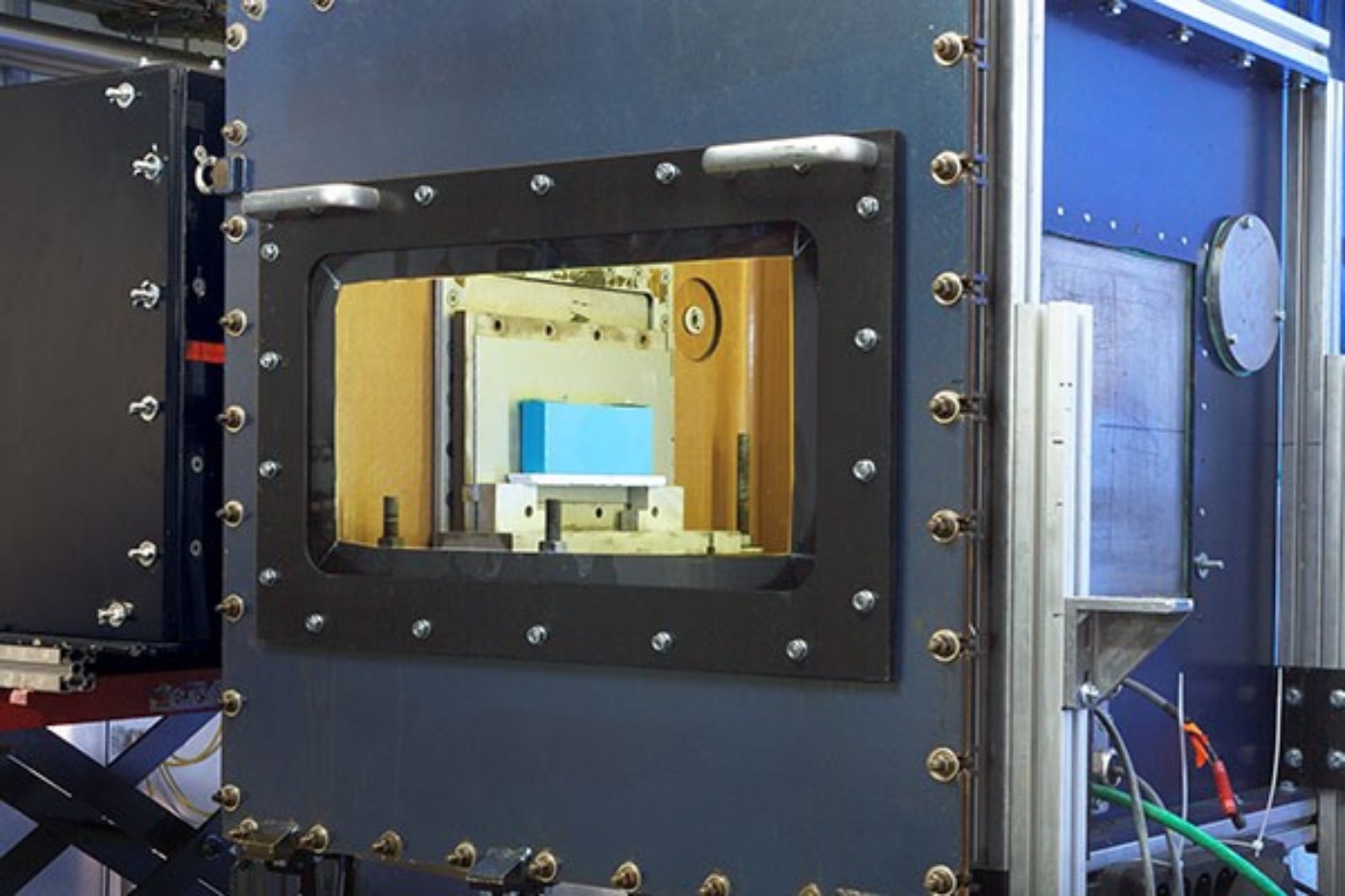 Prüfkammer mit Sichtfenster am Fraunhofer EMI.