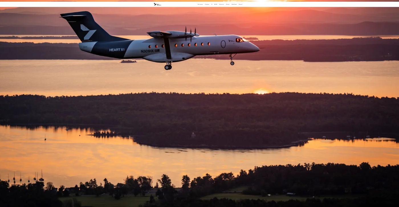 Elektroflugzeug von Heart Aerospace im Flug bei Sonnenuntergang.