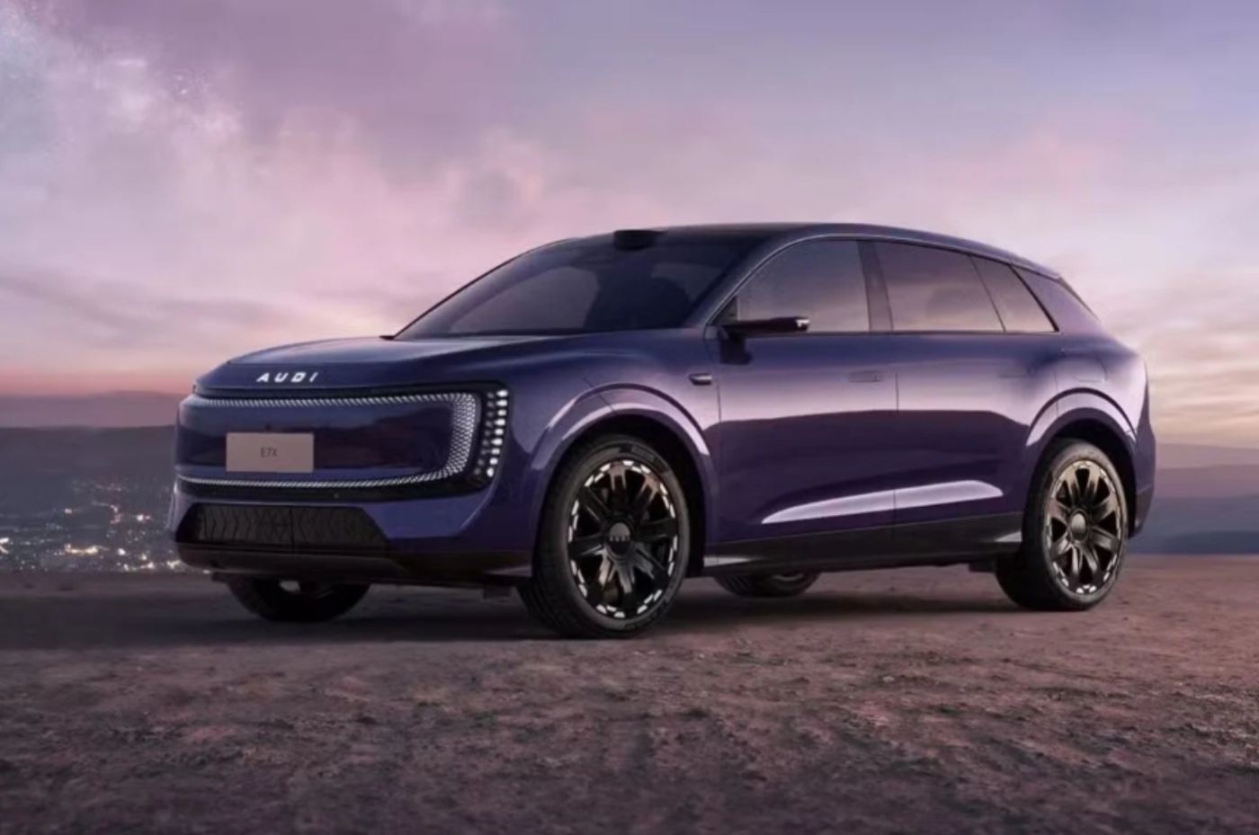 Violetter AUDI-SUV steht vor einer Küstenlandschaft.