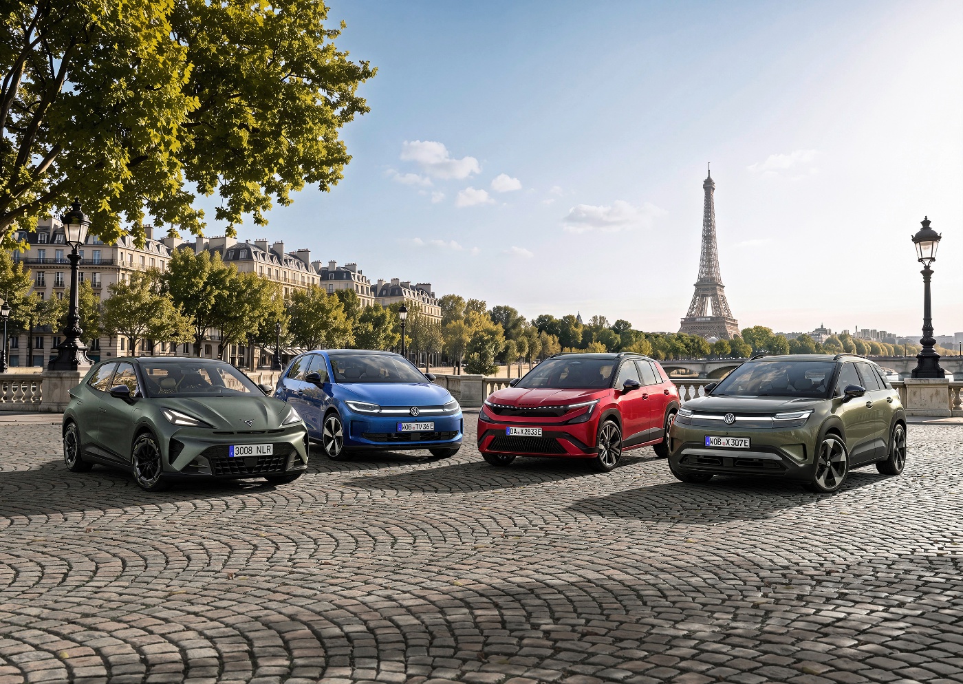 Vier Fahrzeuge von CUPRA, Volkswagen, Škoda und Volkswagen stehen nebeneinander auf einem gepflasterten Platz in Paris, mit dem Eiffelturm im Hintergrund.