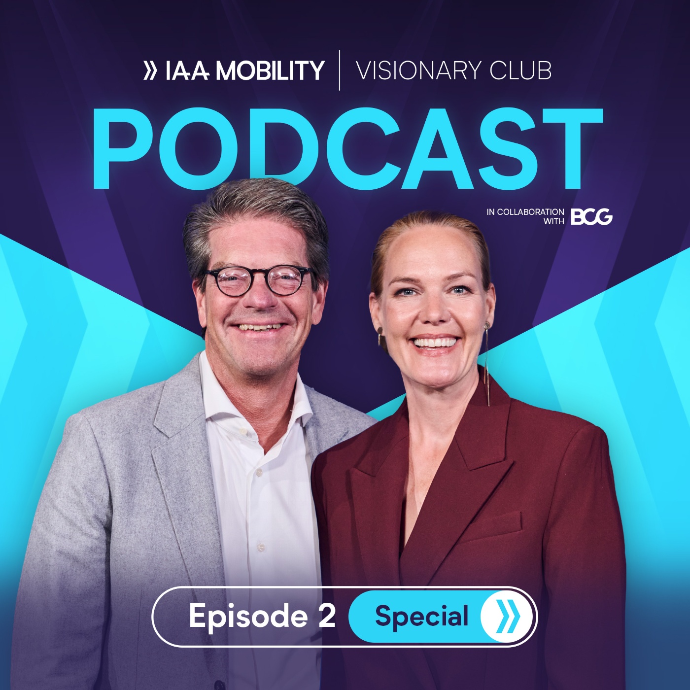 Peter Schiefer und Barbara Busse lächeln vor einer Grafik mit dem Schriftzug „IAA Mobility Podcast Folge 2“.