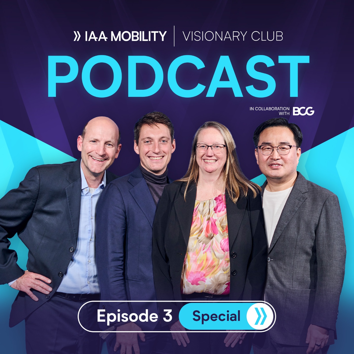 Vier Gäste des IAA MOBILITY Podcasts stehen lächelnd vor dem Titelbild der Sendung.